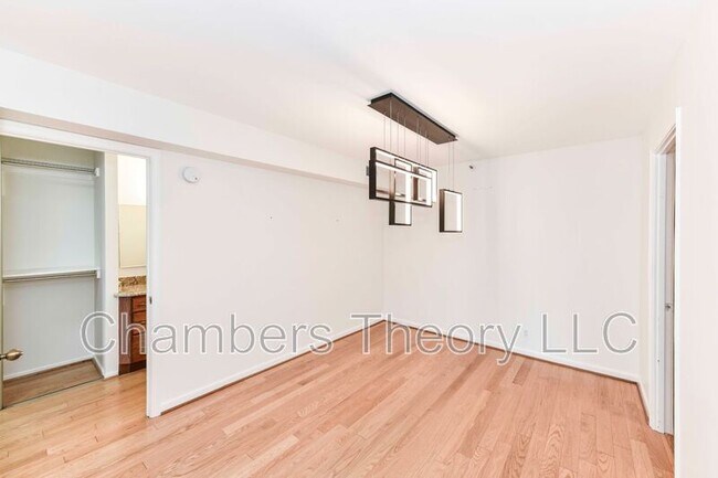Building Photo - 1600 N Oak St