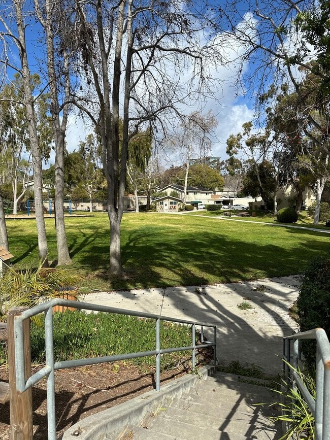 Building Photo - BRIGHT 2BR TOWNHOME IN GENESEE HIGHLANDS W...