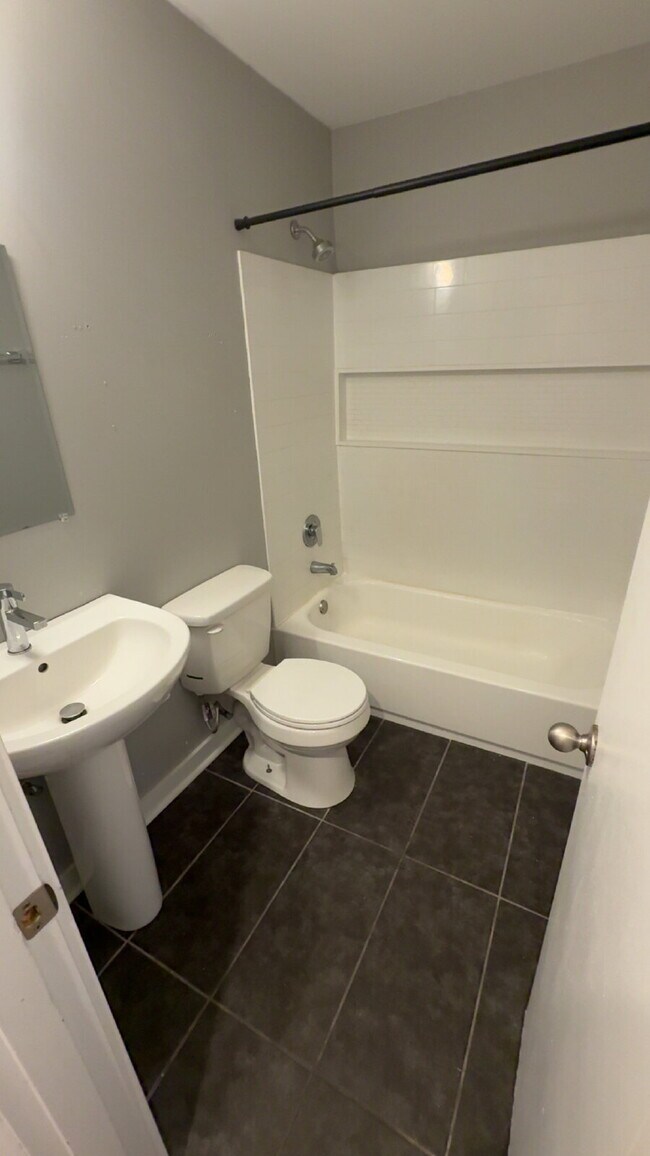 Building Photo - One bedroom in Belhaven Heights!