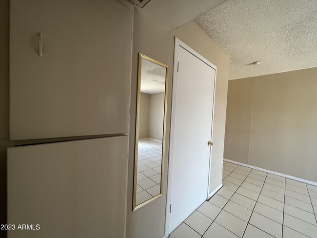 Building Photo - 26 W 6th Pl