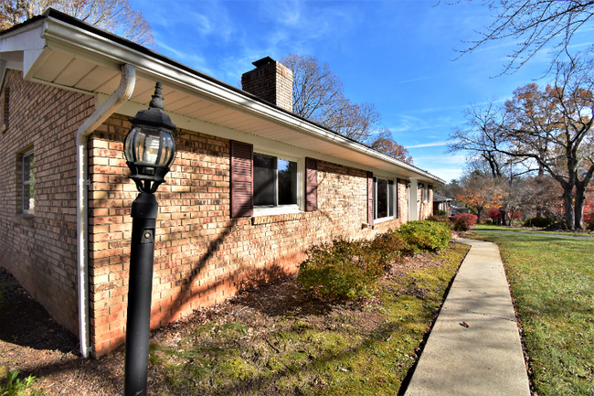 Building Photo - 1044 Carousel Ln