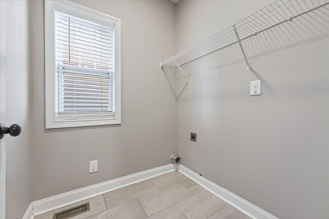 Building Photo - Pet Friendly Four Bedroom with Bonus!