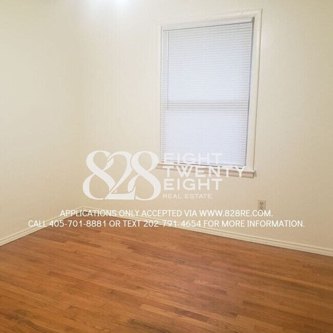 Building Photo - *AVAILABLE NOW!* 4 bed/1 Bath House with an Awesome Backyard!