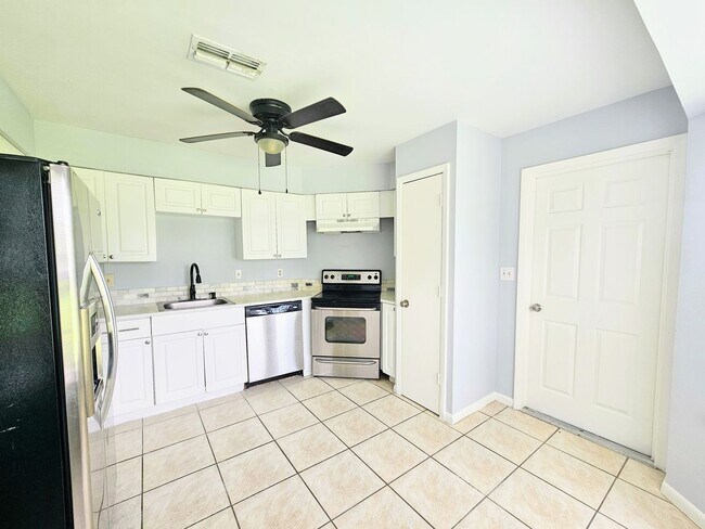 Building Photo - Beautifully Maintained 3-Bedroom Home with...