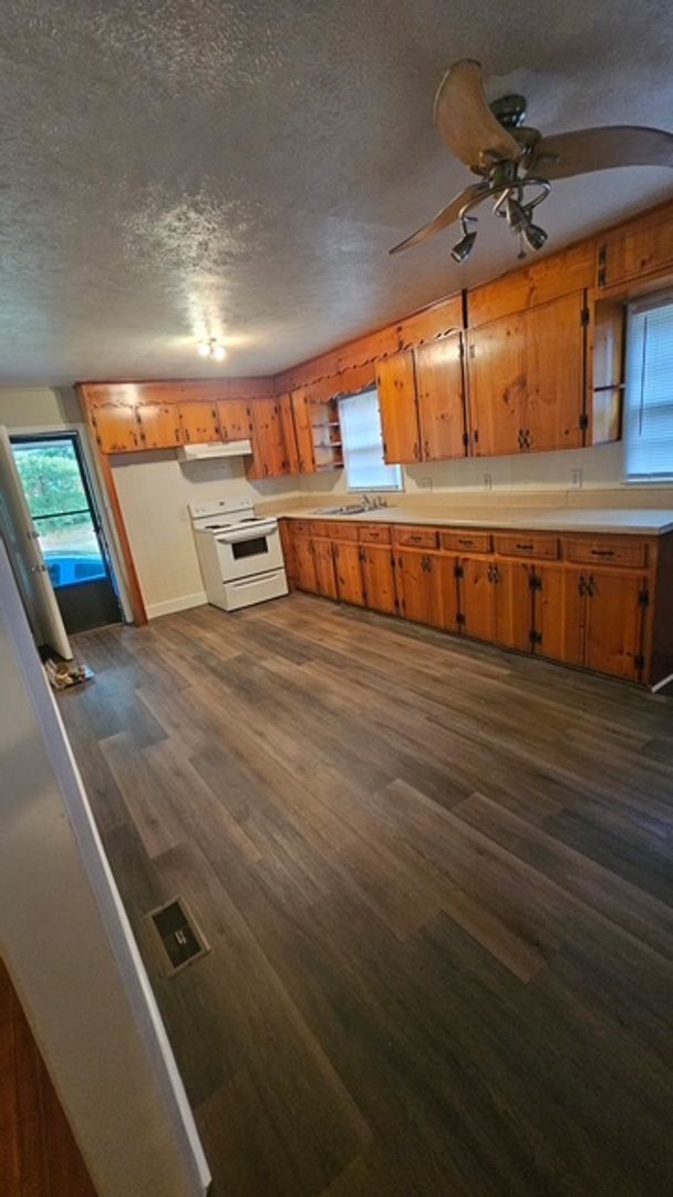 Building Photo - 3 bedroom, 1 bathroom home on 1/2 acre lot with storage