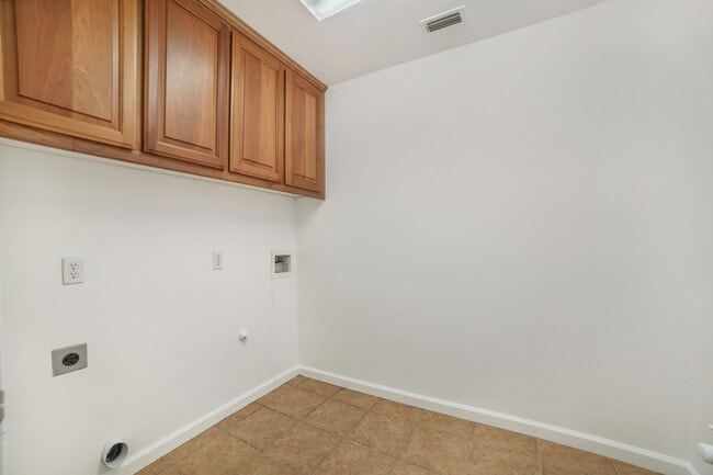 Building Photo - 10849 Brookfield Ave