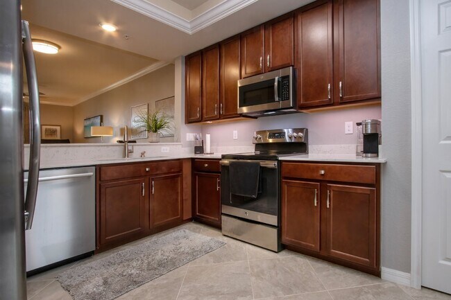 Building Photo - Like new 2BR, 2BA garage condo-Lakewood National