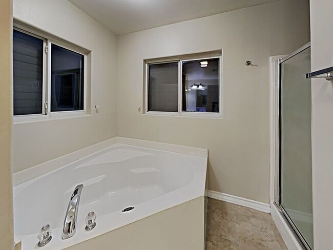 Building Photo - No Application Fees* $1000 off 1st months ...