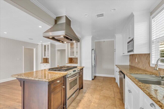 Kitchen - 4710 Cartwright Ave