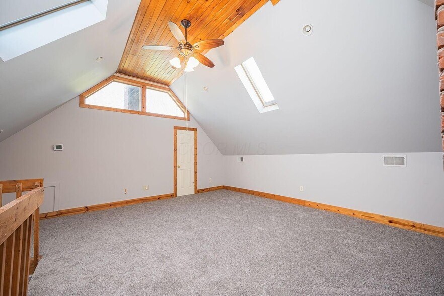Large third floor suite - 248 W 4th Ave