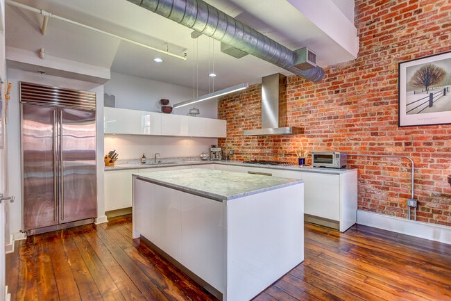 Building Photo - 246 N Court St