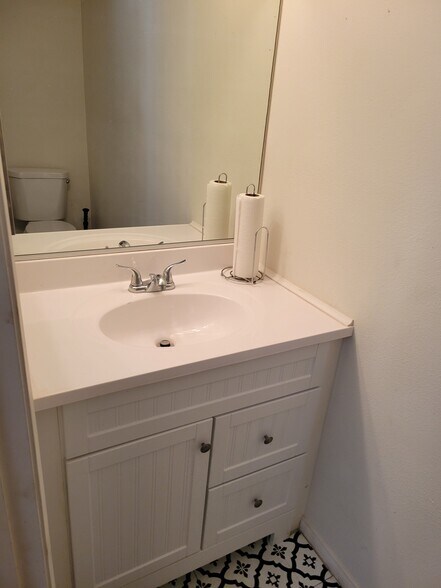 Building Photo - 849 E Victoria St