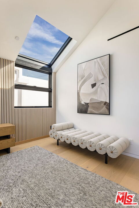 Building Photo - 822 Superba Ave