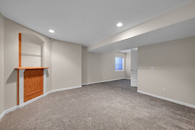 Building Photo - $2,095.00, 3-bed + Bonus room, 2.5 bath, l...