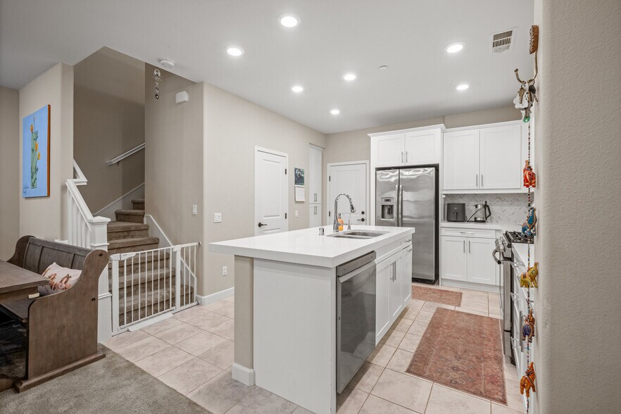 Building Photo - 1194 Delpy View Pt