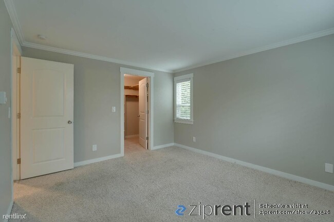 Building Photo - 1 br, 1 bath Condo - 12505 Northeast 143rd...