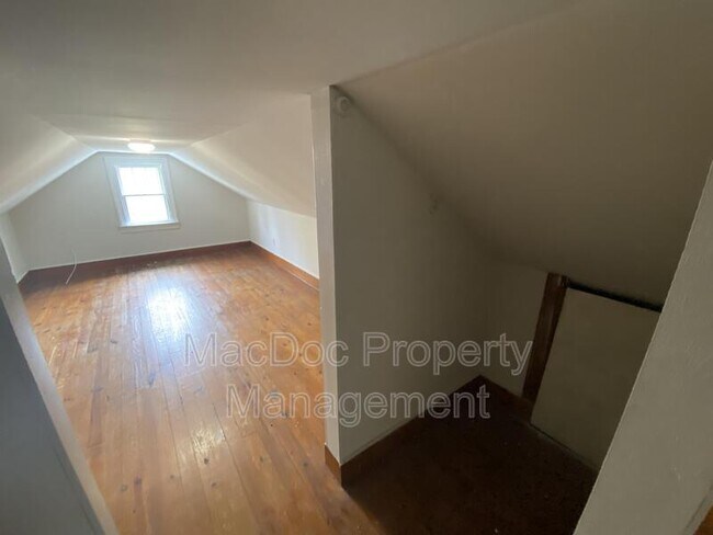 Building Photo - 119 Gibson St