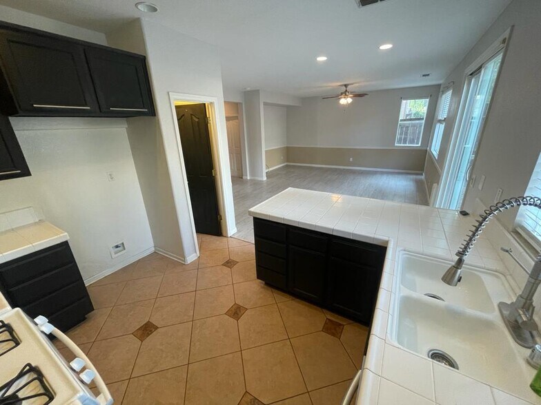 Building Photo - 21 Anjou Cir