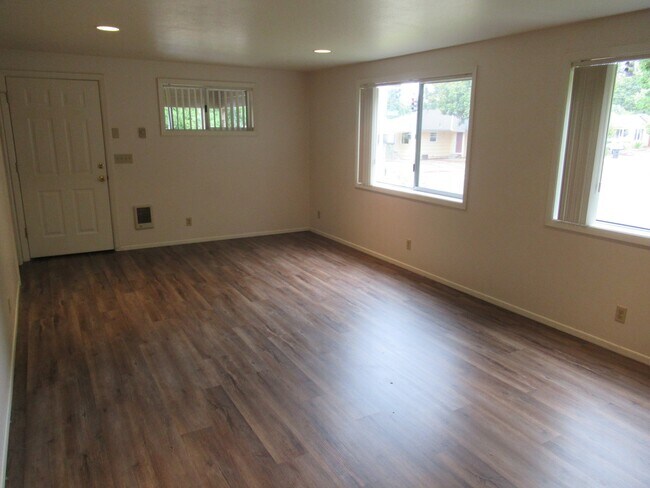 Building Photo - Three Bedroom Duplex in South Salem