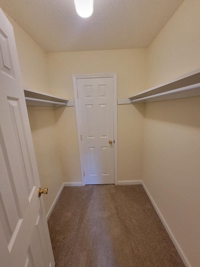 Building Photo - 1610 Green Briar Pkwy