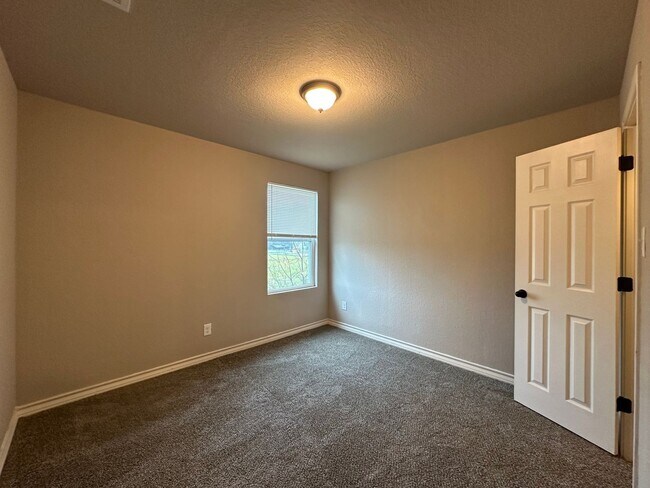 Building Photo - Town home for rent