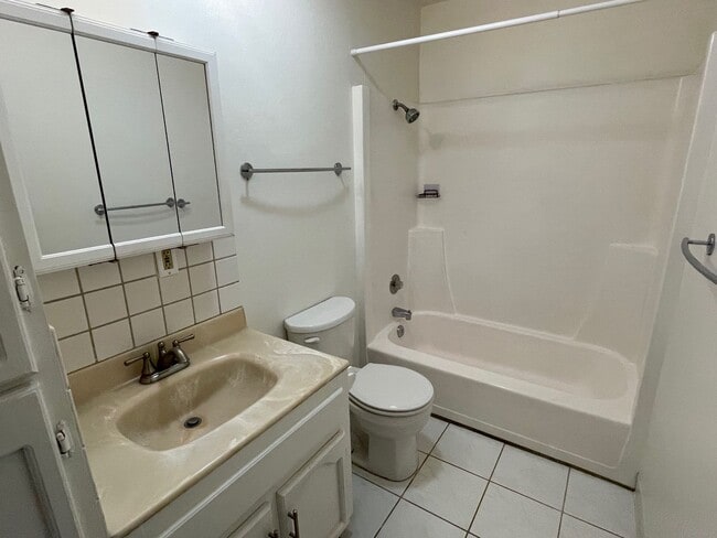 Building Photo - Spacious 2 Bedroom, 1 Bath Apartment w/ 1 Car Covered parking and onsite laundry
