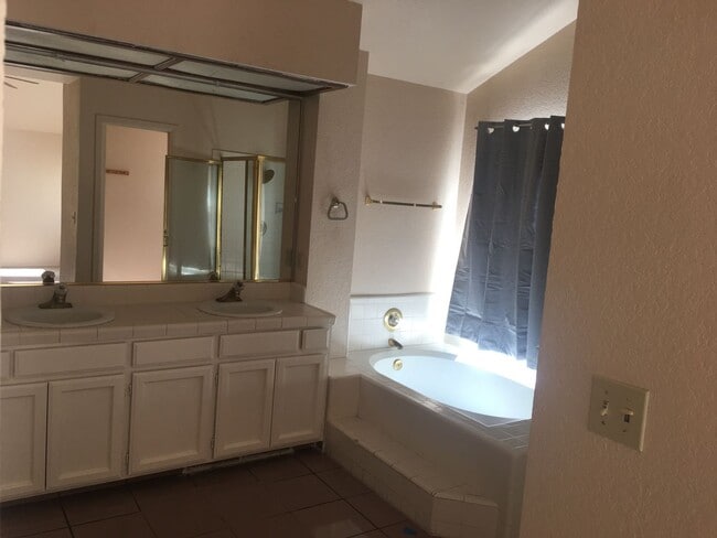 Building Photo - Spacious 2 Story Home, 1/2 Off The First Months Rent
