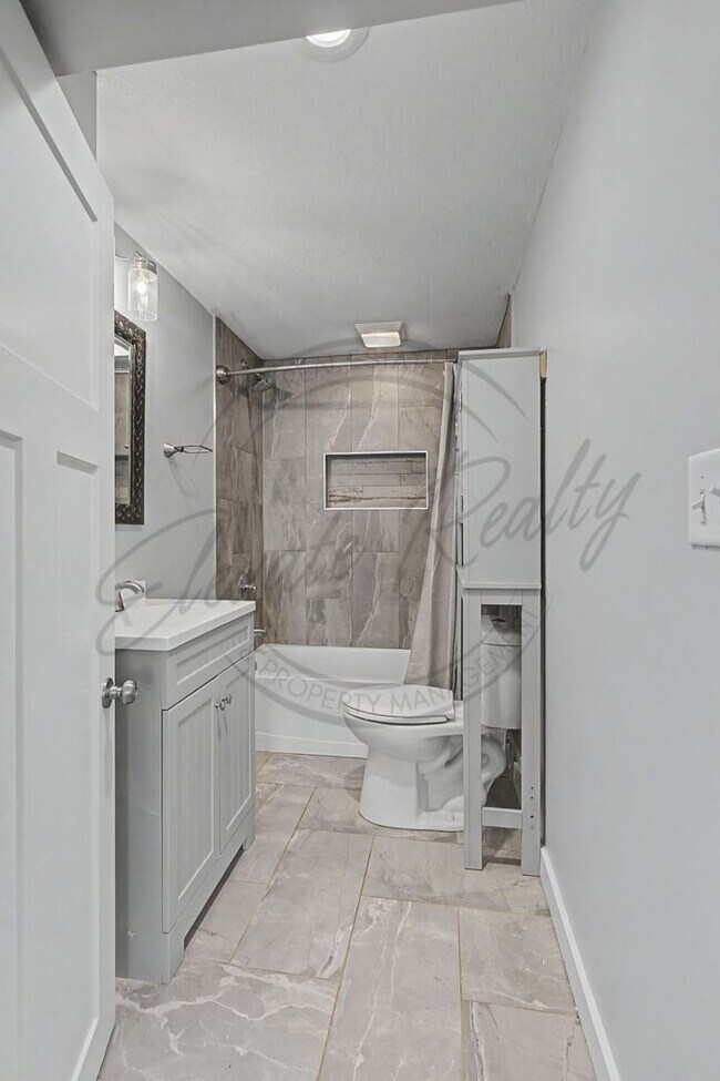 Building Photo - Four Bedroom Ranch with Finished Basement in Clarksville!