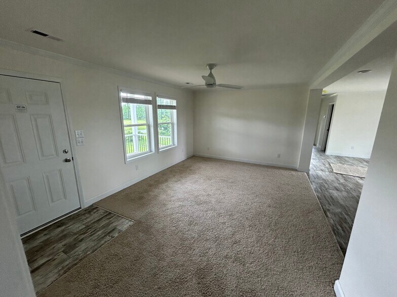 Living room - 54 Bay Lake Dr