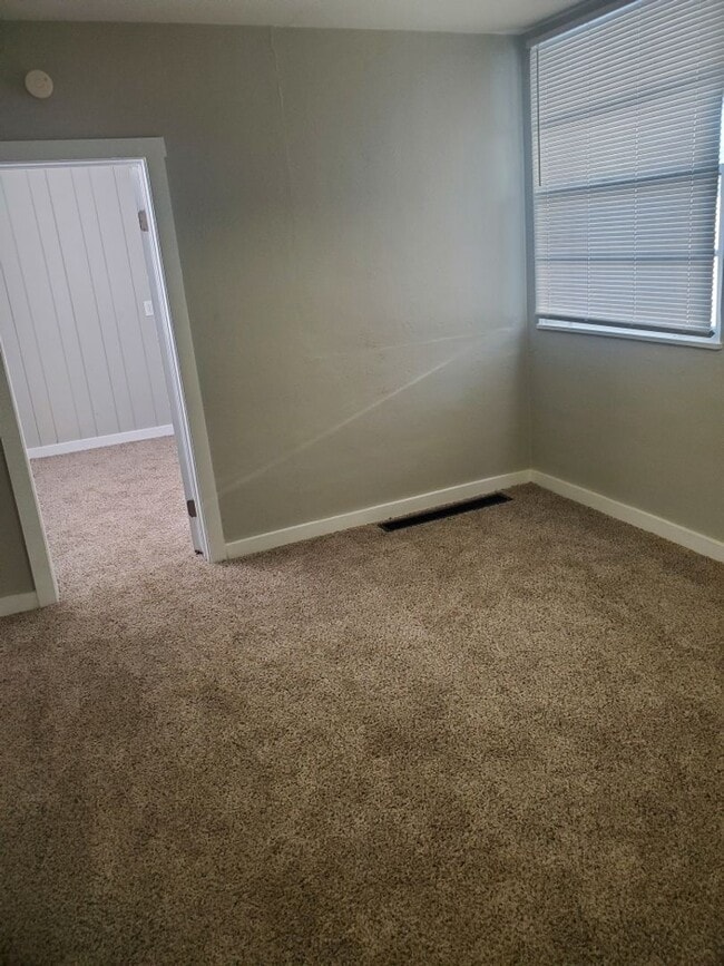 Building Photo - Nice Sized Yard