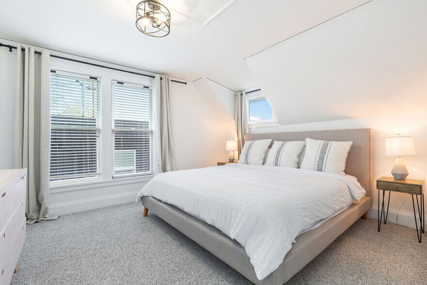 Building Photo - 334 Edmonds St