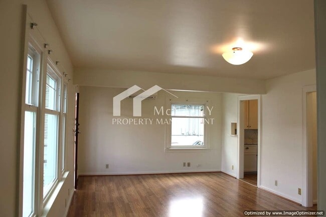Building Photo - Bright 2 Bedroom 1 Bath Craftsman in Desir...