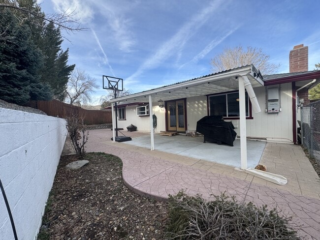 Building Photo - 1855 King Edward Dr