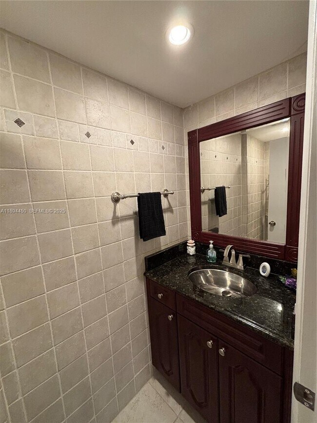 Building Photo - 3650 Inverrary Dr