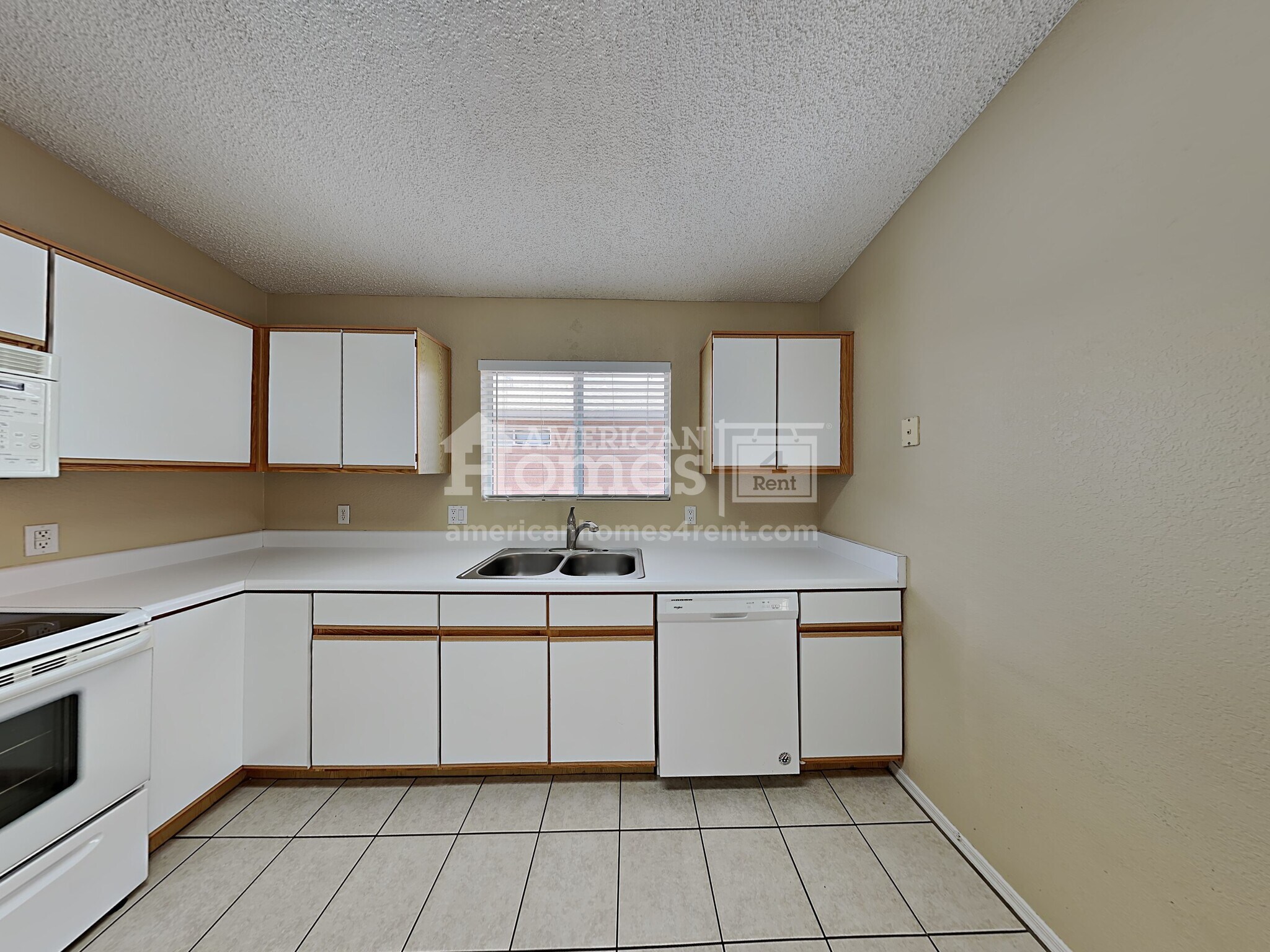 Building Photo - 9050 E Glenmont Dr