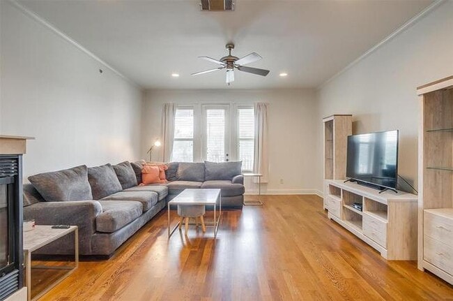 Building Photo - Totmnville