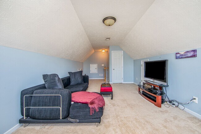 Building Photo - Good size home East of Raeford