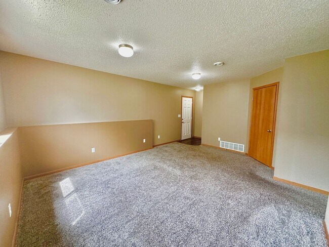 Building Photo - 3 Bed, 2 Bath Twinhome!