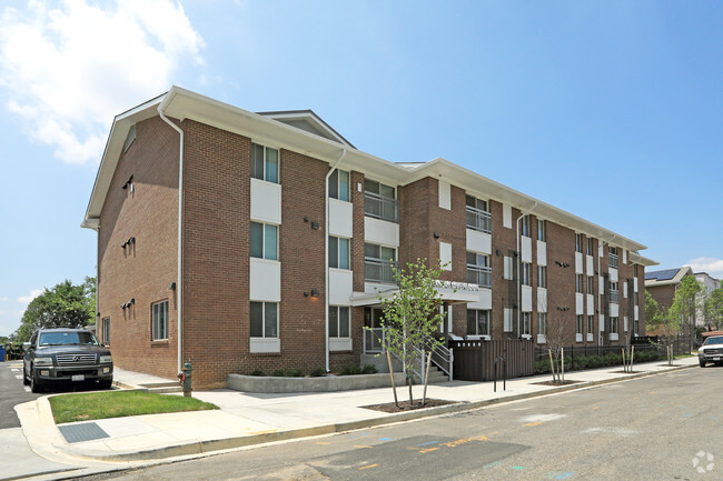 Primary Photo - Parkway Overlook Apartments