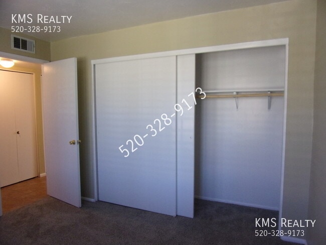 Building Photo - 702 S Pantano Rd