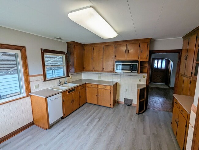 Building Photo - Beautiful 3 bedroom home with covered fron...