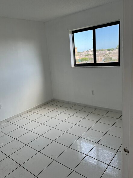 Building Photo - 1820 W 53rd St