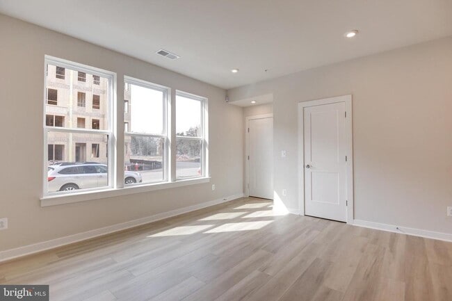 Building Photo - 43798 Middleway Ter