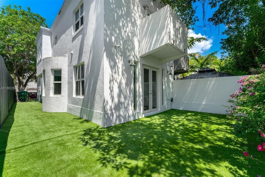 Building Photo - 3125 Paola Dr