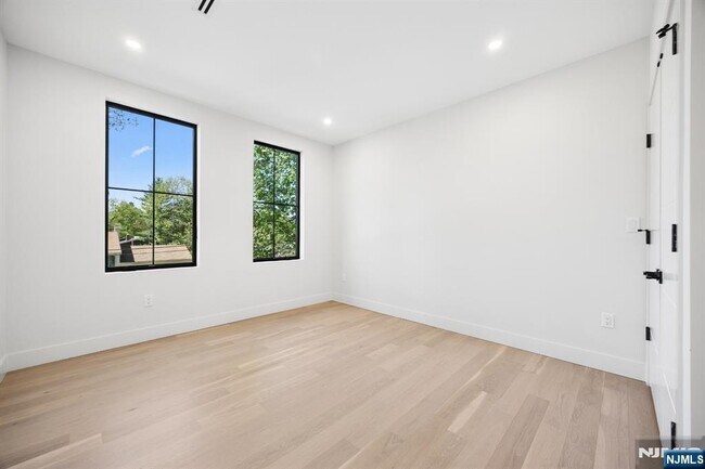 Building Photo - 242 Hardenburgh Ave