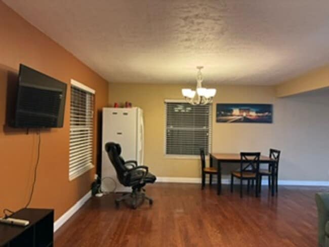 Building Photo - Spacious home