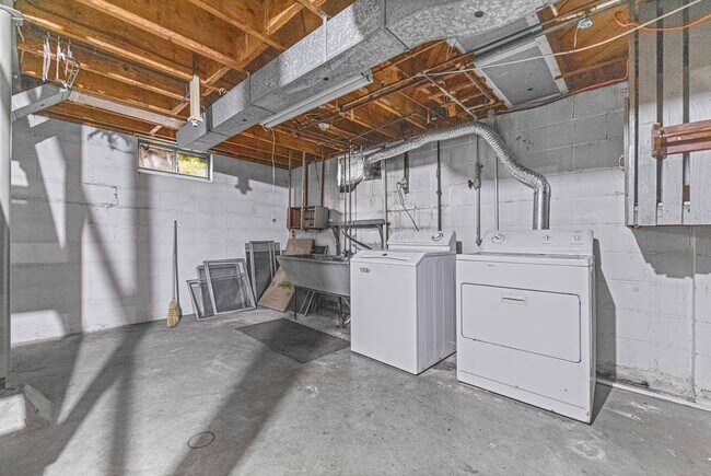 Building Photo - 3-Bedroom Cape Near Summit Lake ~ Oversize...
