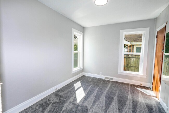 Building Photo - 921 S 34th St