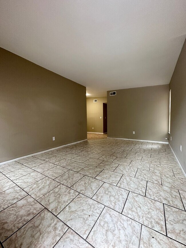 Building Photo - 8728 N Mandarine Pl