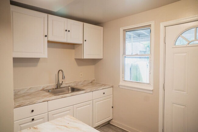 Building Photo - Spacious 3-Bedroom Home with Brand-New Appliances – Available Now in Allentown!